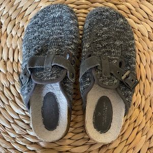 American Eagle Clogs